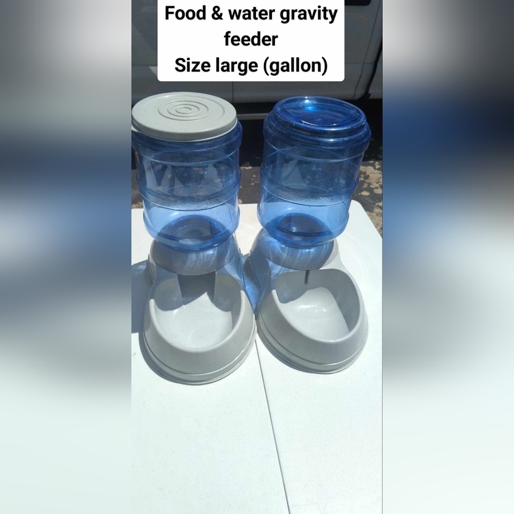 Gravity feeder for pets